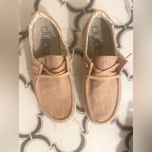 Hey dudes size 6 only worn 2xs